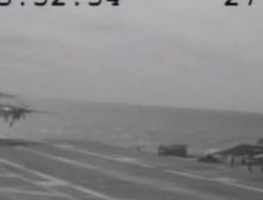 Η στιγμή που αεροπλάνο πέφτει από διάδρομο αεροπλανοφόρου (βίντεο)